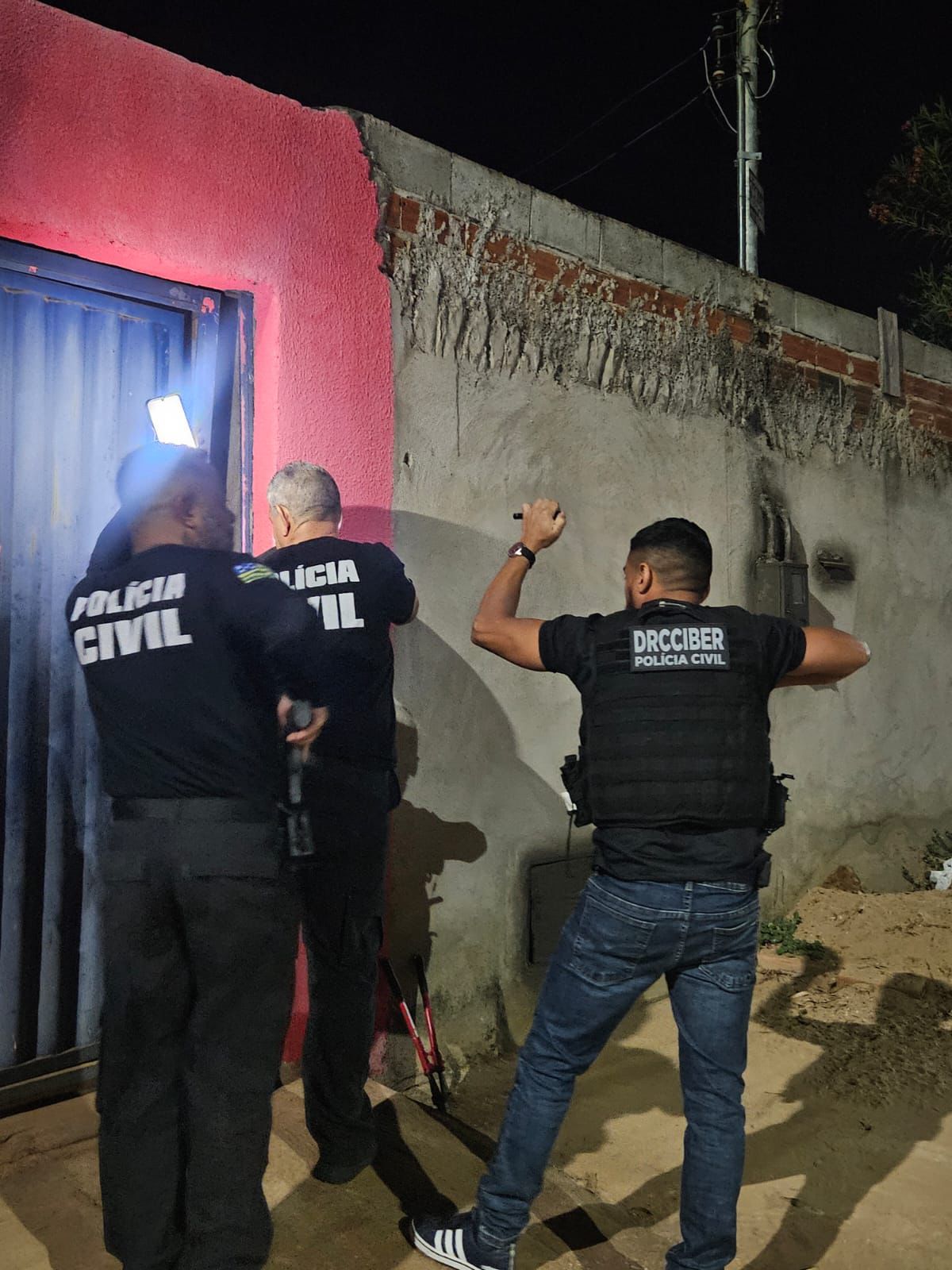 POLÍCIA CIVIL DO AMAPÁ CUMPRE MANDADO DE BUSCA E APREENSÃO NO ESTADO DE GOIÁS COM O OBJETIVO DE COMBATER UMA REDE NACIONAL DE PORNOGRAFIA INFANTIL NA INTERNET